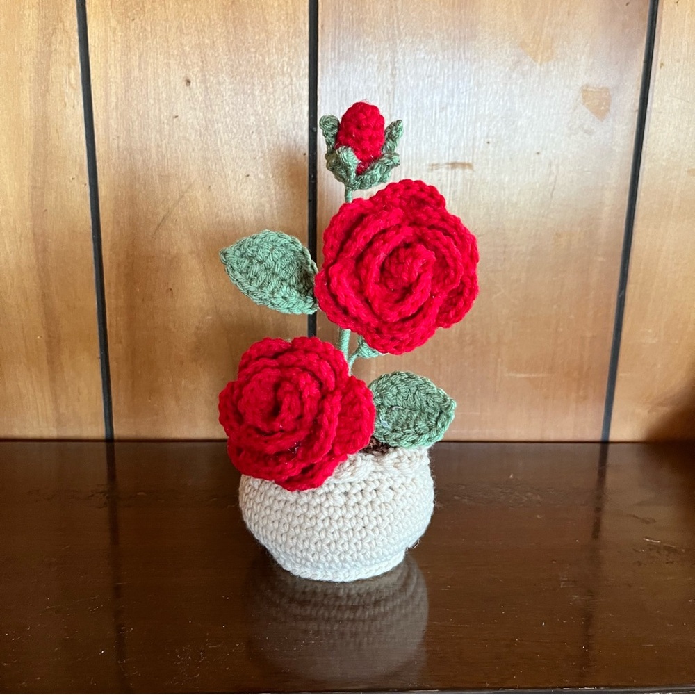 🌹Handcrafted Red Crochet Rose Arrangement🌹